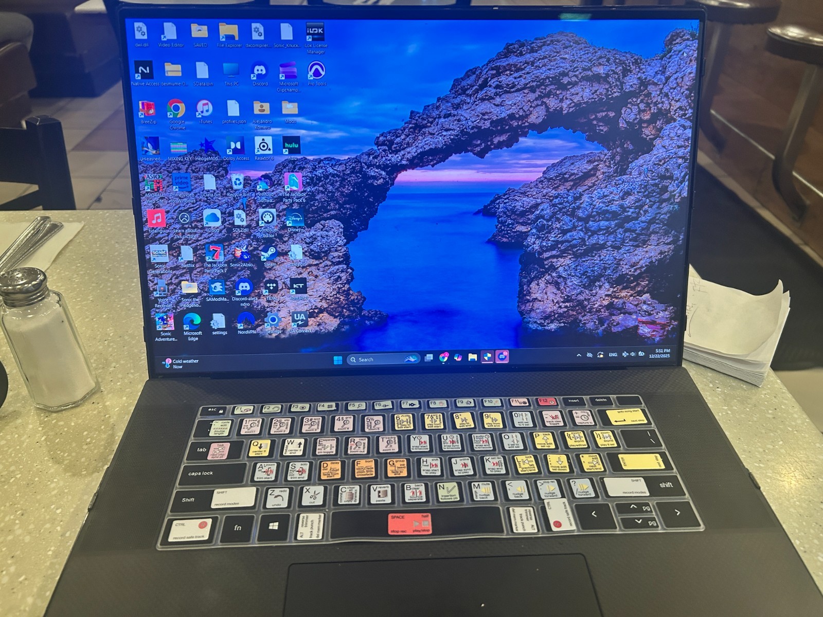 DELL XPS 17 9730 - Powerful Laptop with Charger