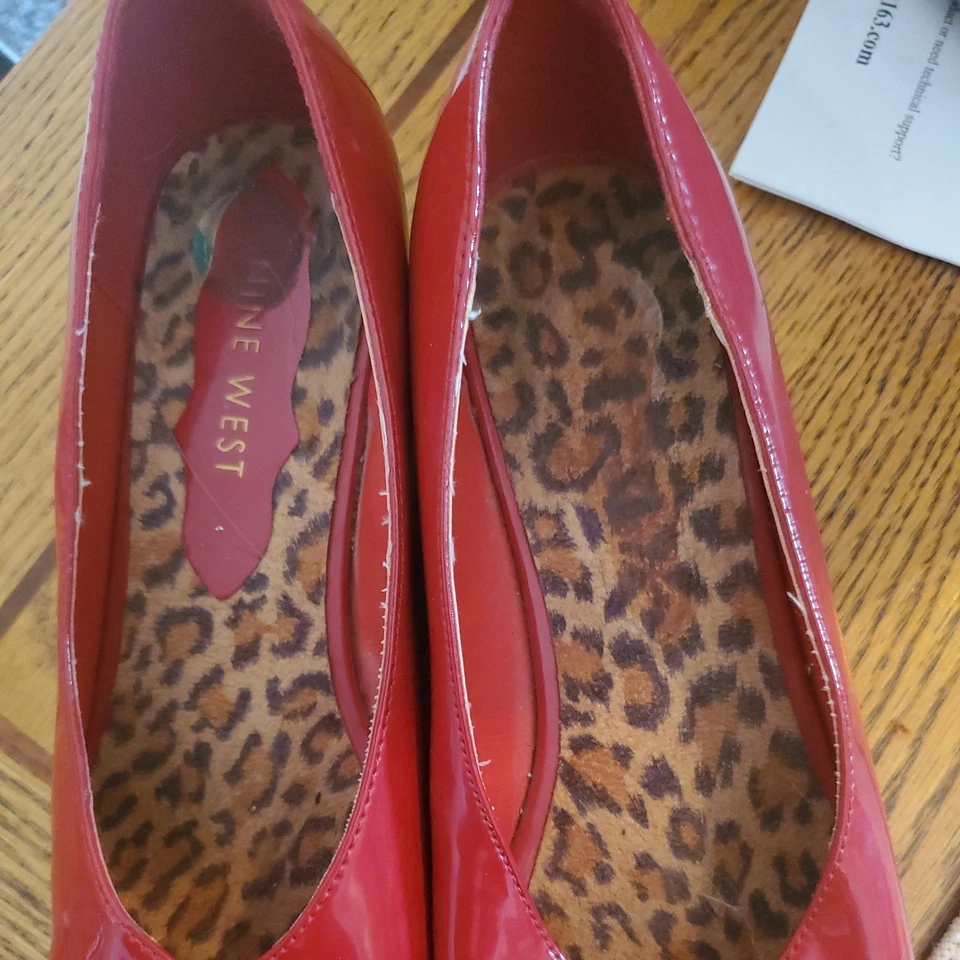 Tacón de cuña Nine West rojo charol punta abierta talla 4 Foto 3 de 4
