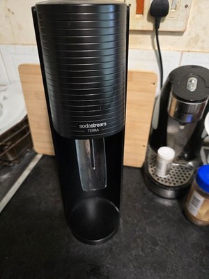 SODA STREAM TERRA SPRUDELNDER GETRÄNKEAUTOMAT SCHWARZ MIT GASFLASCHE FWO