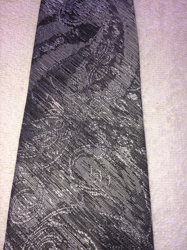 SMITH AND LOGSDON CORBATA HOMBRE GRIS SOBRE BASE NEGRA 3.5" X 58"  Foto 3 de 4