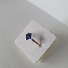 9ct Yellow Gold dress ring with a palladium set square blue stone. Size L 1/2