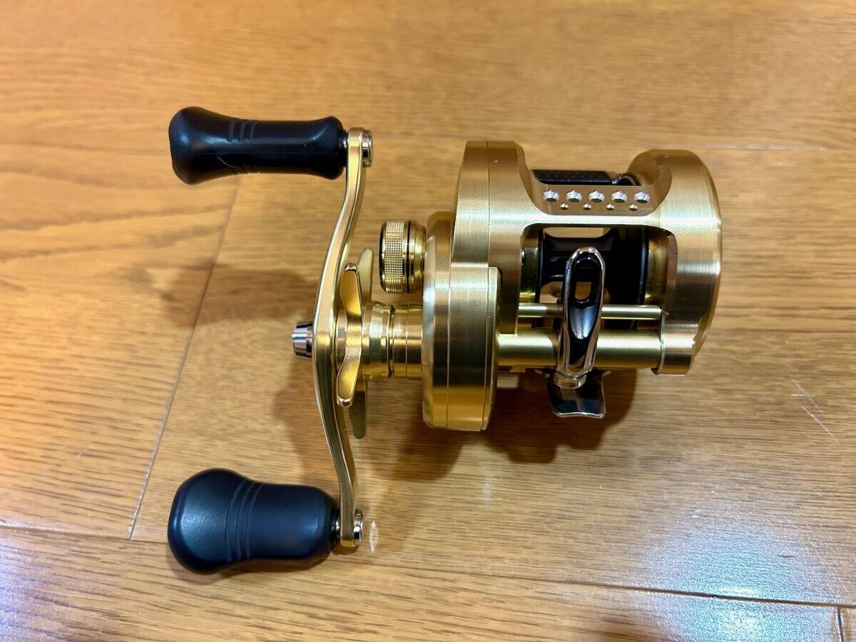 Shimano 18 CALCUTTA CONQUEST 300 Right Handed Bait Casting Reel