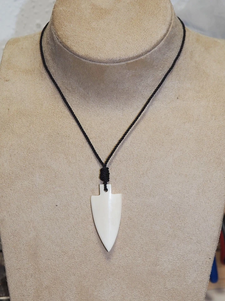 Collare/Pendente Freccia IN Osso Minimalista, Solo E Artigianale - Immagine 2 di 4