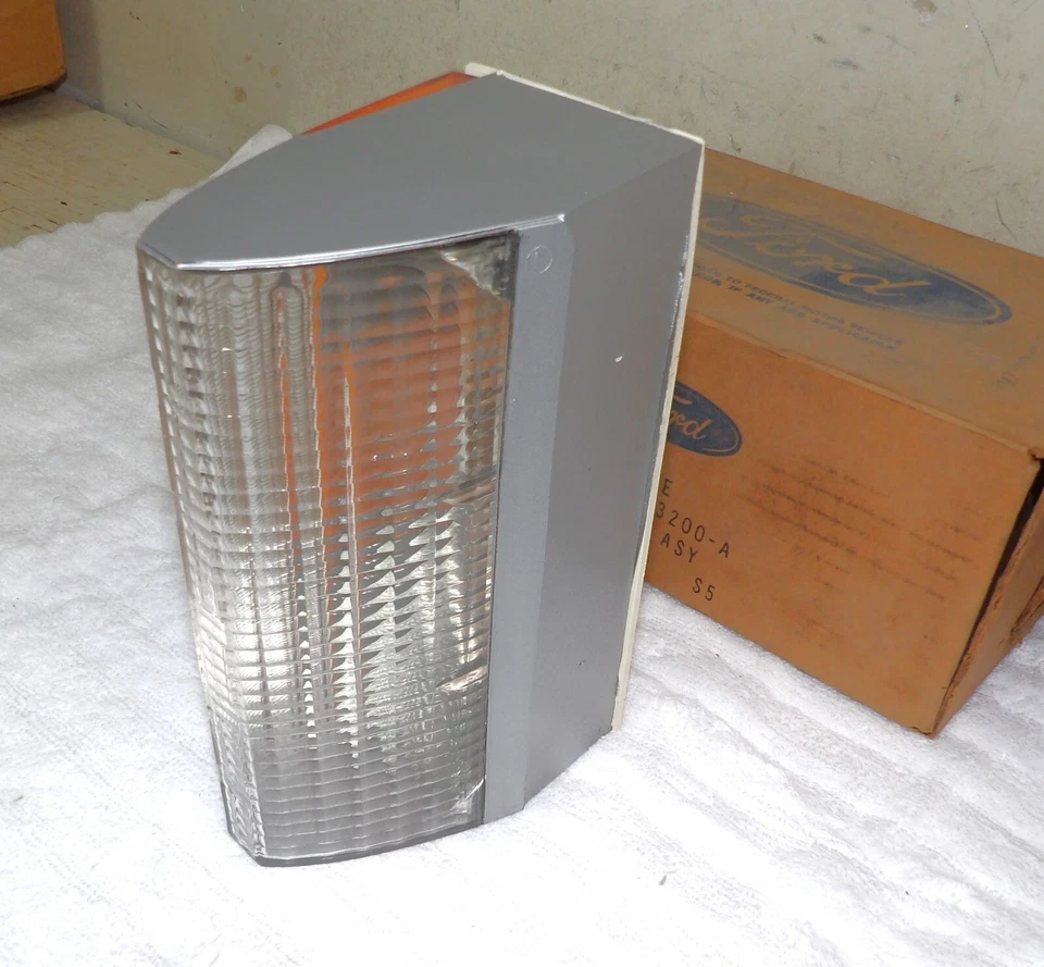 1977 1978 1979 1980 Lincoln Versailles Nuevo de Lote Antiguo Conjunto de Lámpara de Estacionamiento Exterior Delantera Foto 3 de 4