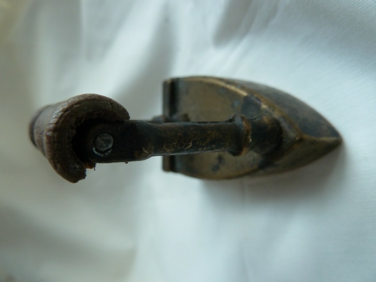 ANCIEN PETIT FER a repasser à Braise avec SIgné : VITLACIL ( fonte) 10