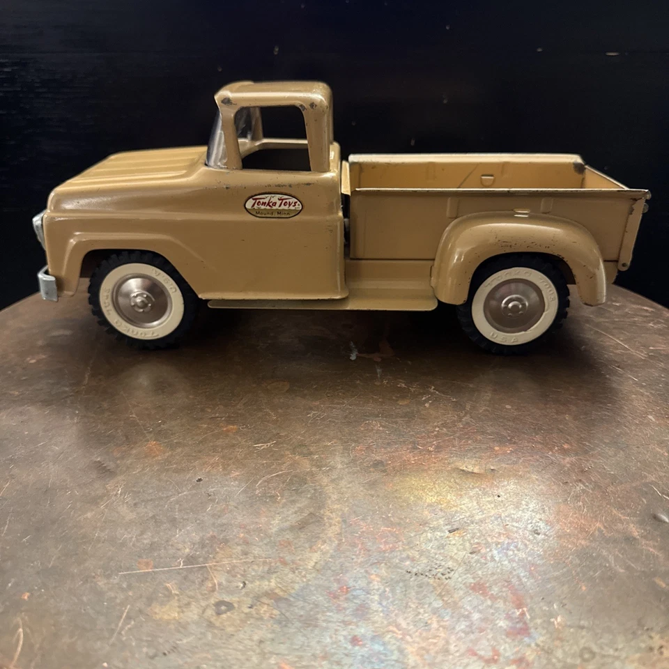 VINTAGE TONKA 1959 SPORTSMAN PICKUP TRUCK LIGHT TAN ORIGINAL PAINT AND DECALS - Image 2 of 4