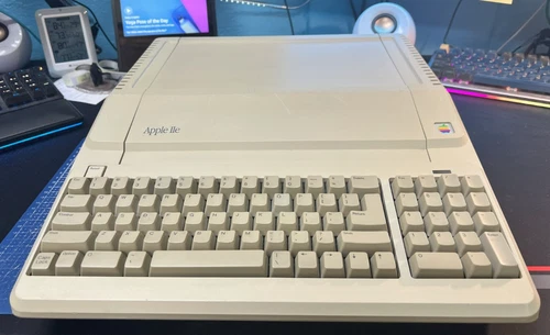 VINTAGE APPLE IIE PLATINUM DESKTOP COMPUTER WORKING