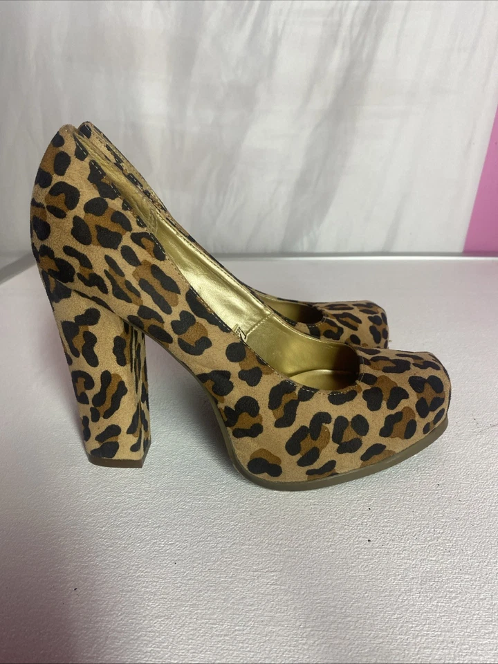 Tacones altos Mossimo para mujer talla 7,5 tela estampado leopardo Foto 3 de 4