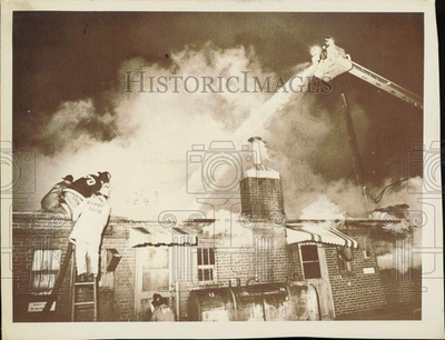 #ad 1970 Press Photo Charlotte City firemen spray water on burning house lra63795 $24.99