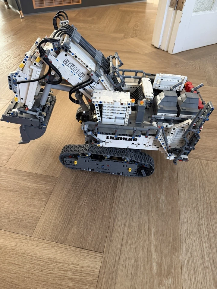 LEGO Technic 42100 Liebherr R 9800 Excavator Set 4108pc Age 12+ 2019, photo 2 of 5