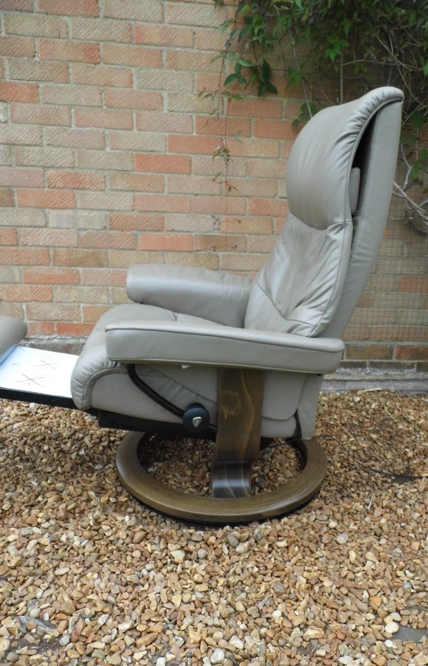 Stressless Electric Legcomfort Chair with Integrated Footrest - Image 4 of 4