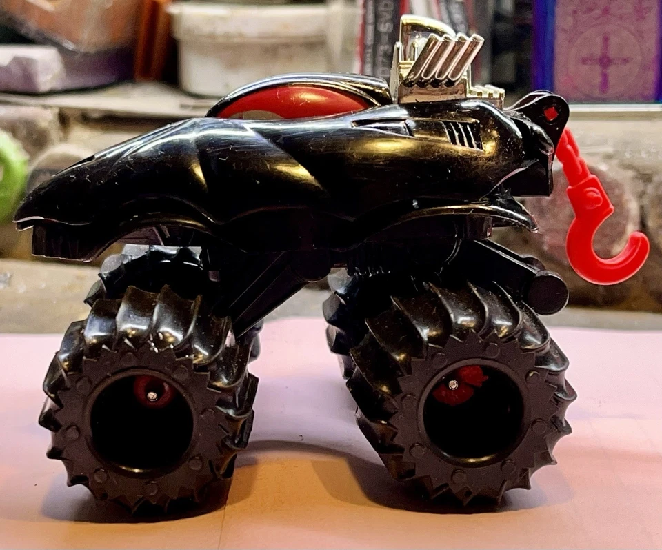 1992 Mattel Hot Wheels Car Attack Pack "Darkclaw" Monster Truck W/hook-Used - Image 2 of 4