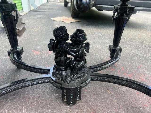 Antiga mesa de centro francesa de laca preta, mármore faltando - Imagem 4 de 4