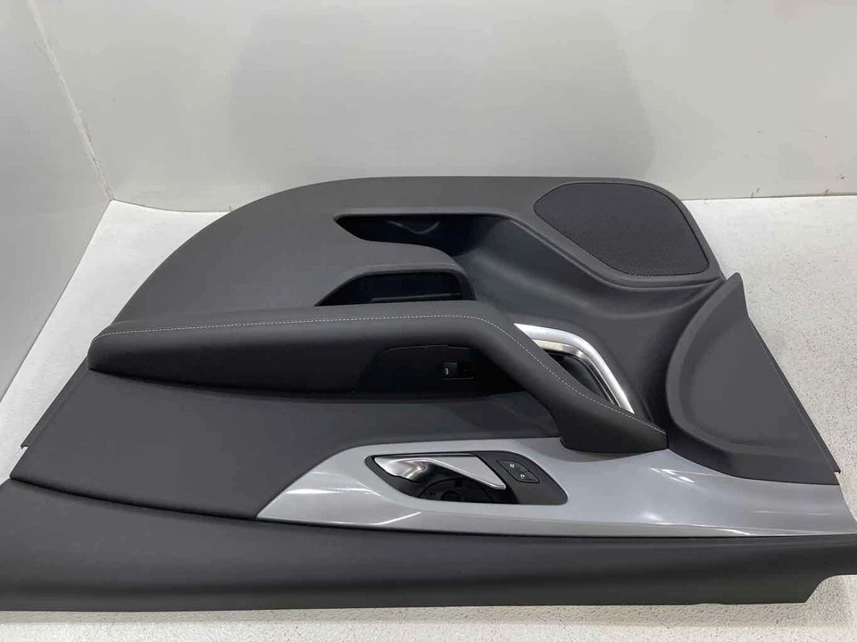 Panel de moldura de puerta de pasajero delantero derecho negro OEM para Chevrolet Blazer 2023 2024 Foto 3 de 4