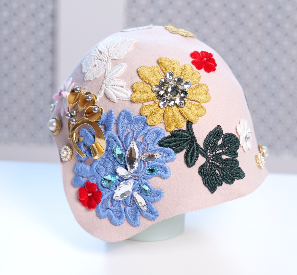 Dolce & Gabbana Very Rare Vintage Pink Gold Horn Flower  display picture 3