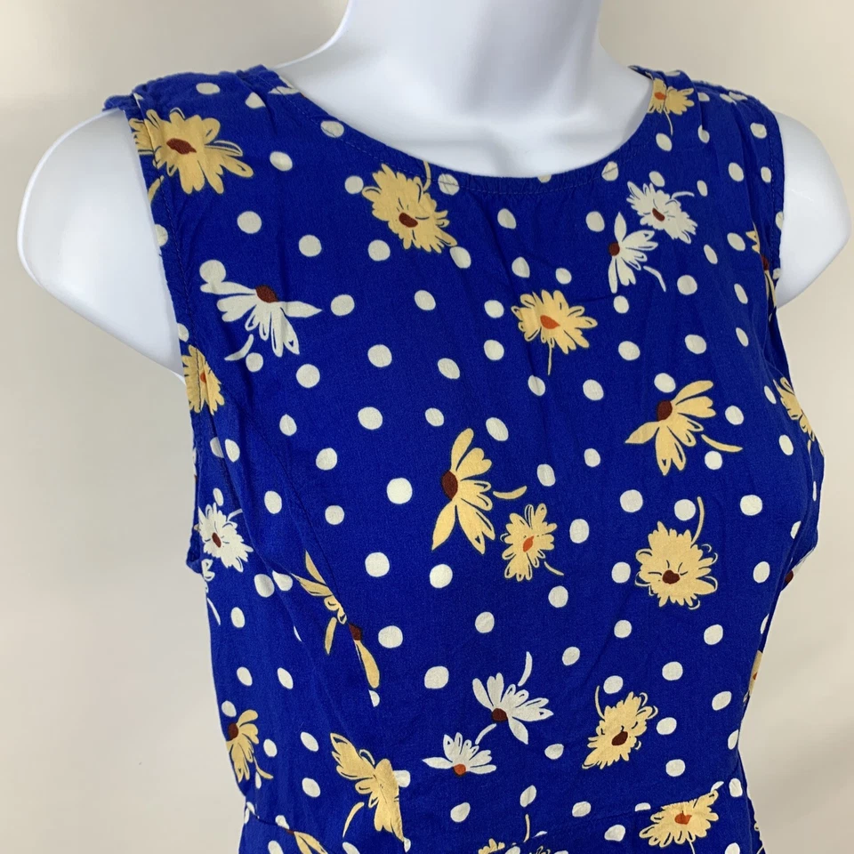 Camiseta sin mangas Forever 21 para mujer talla mediana floral a lunares recortada cremallera informal Foto 2 de 4