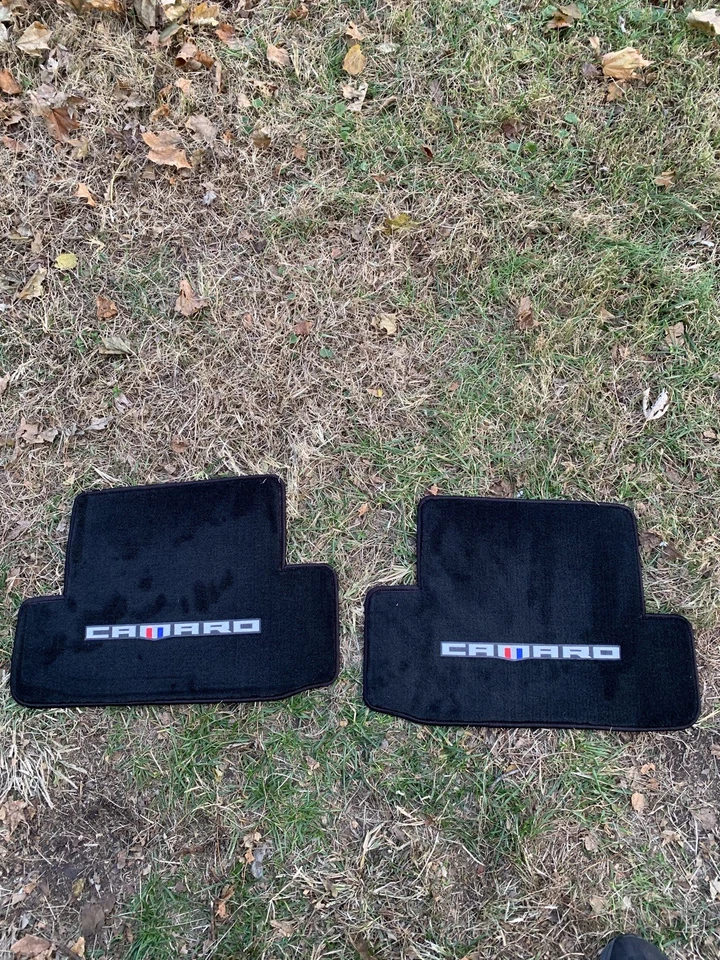 Alfombrillas traseras de bucle clásico Lloyd Mats se adaptan a los logotipos de Chevrolet Camaro 2010 a 2015 Foto 2 de 2