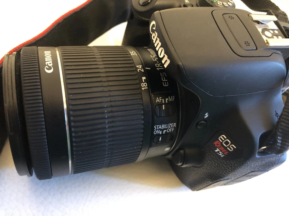Canon EOS Rebel T5i with 18-55mm Lens ,charger and battery and bag - Image 3 of 4