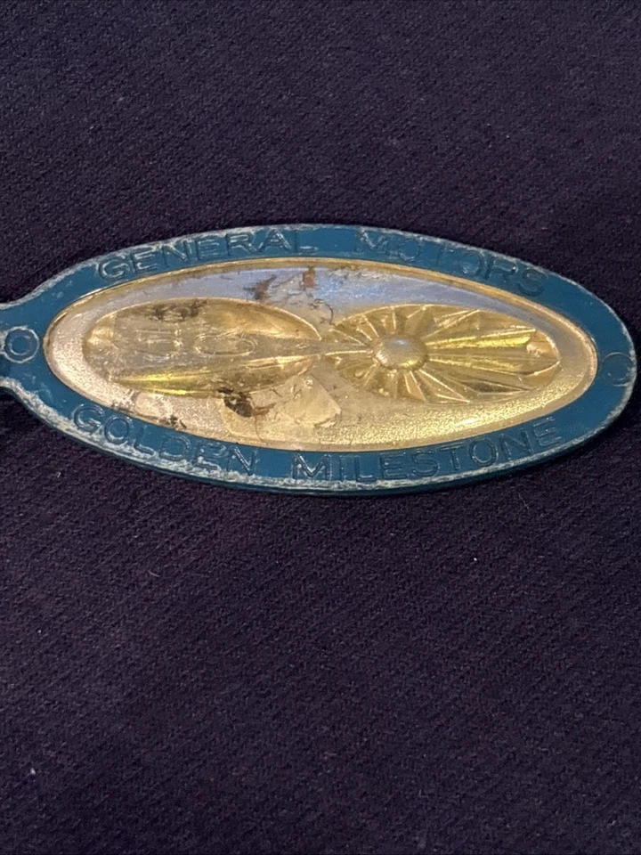 Vintage 1958 body by fisher General Motors keychain - Image 3 of 4