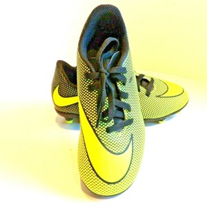 neon yellow and black nike shoes