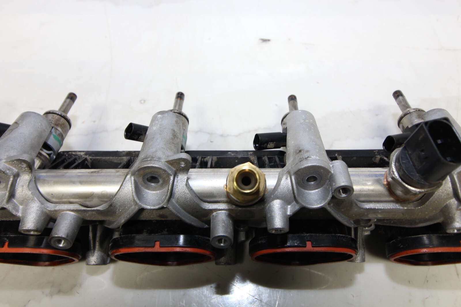 18-21 AUDI R8 OEM V10 5.2L LOWER INTAKE RUNNER PLENUM W/ FUEL RAIL AND INJECTORS