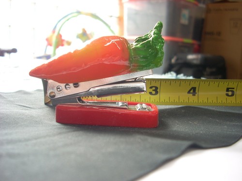 OFFICE SUPPLY MINI VEGGIES "CARROT" CERAMIC STAPLER GIFT (TCPL) - Picture 5 of 8