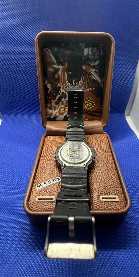 Reloj Michael Jordan Wilson Glowatch 45 HE’S BACK Estuche de Baloncesto Chicago Bulls Foto 4 de 4