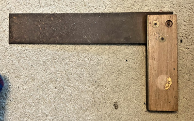 Altes Schreiner-Versuchs-Set mit Messingbesatz quadratisch 9 Zoll Vintage wie vorgefunden (A)