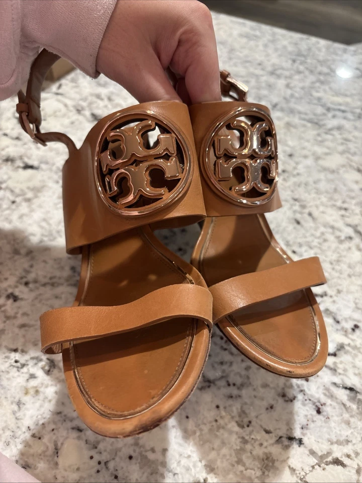 Sandalias de cuña Tory Burch marrón con logotipo dorado talla 9,5 Foto 4 de 4