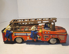 Vintage Tin Fire Dept Ladder Truck Toy w/ Firefighter Figures F.D NO 7 A1754
