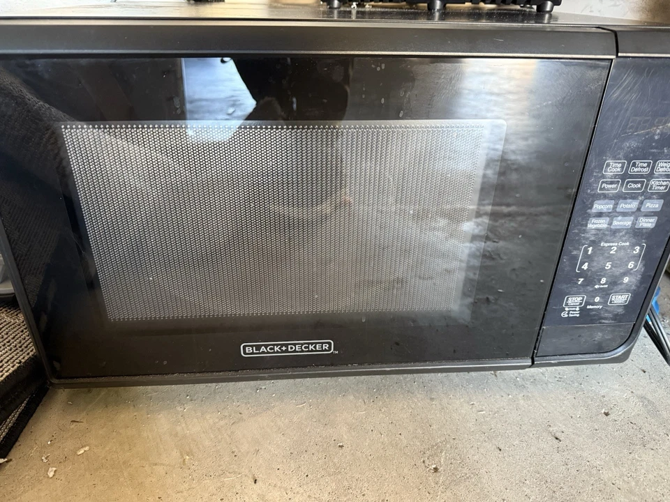Horno microondas BLACK+DECKER 1,1 pies cúbicos 1000 W - acero inoxidable negro Foto 4 de 4