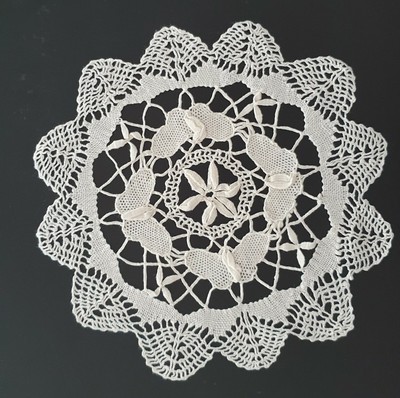 Klöppel Deckchen / Decke Handarbeit rund 22 cm NEU und unbenutzt, beige