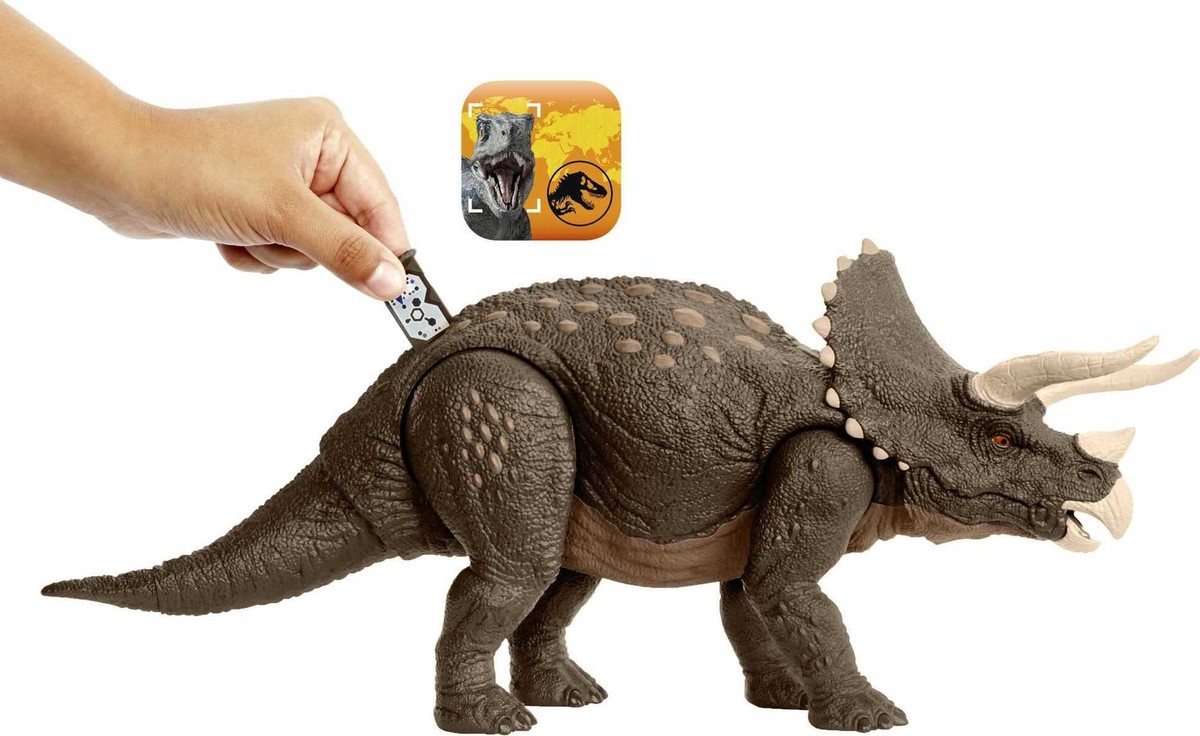 Jurassic World Dinosaur Habitat Defender Triceratops Action Figure