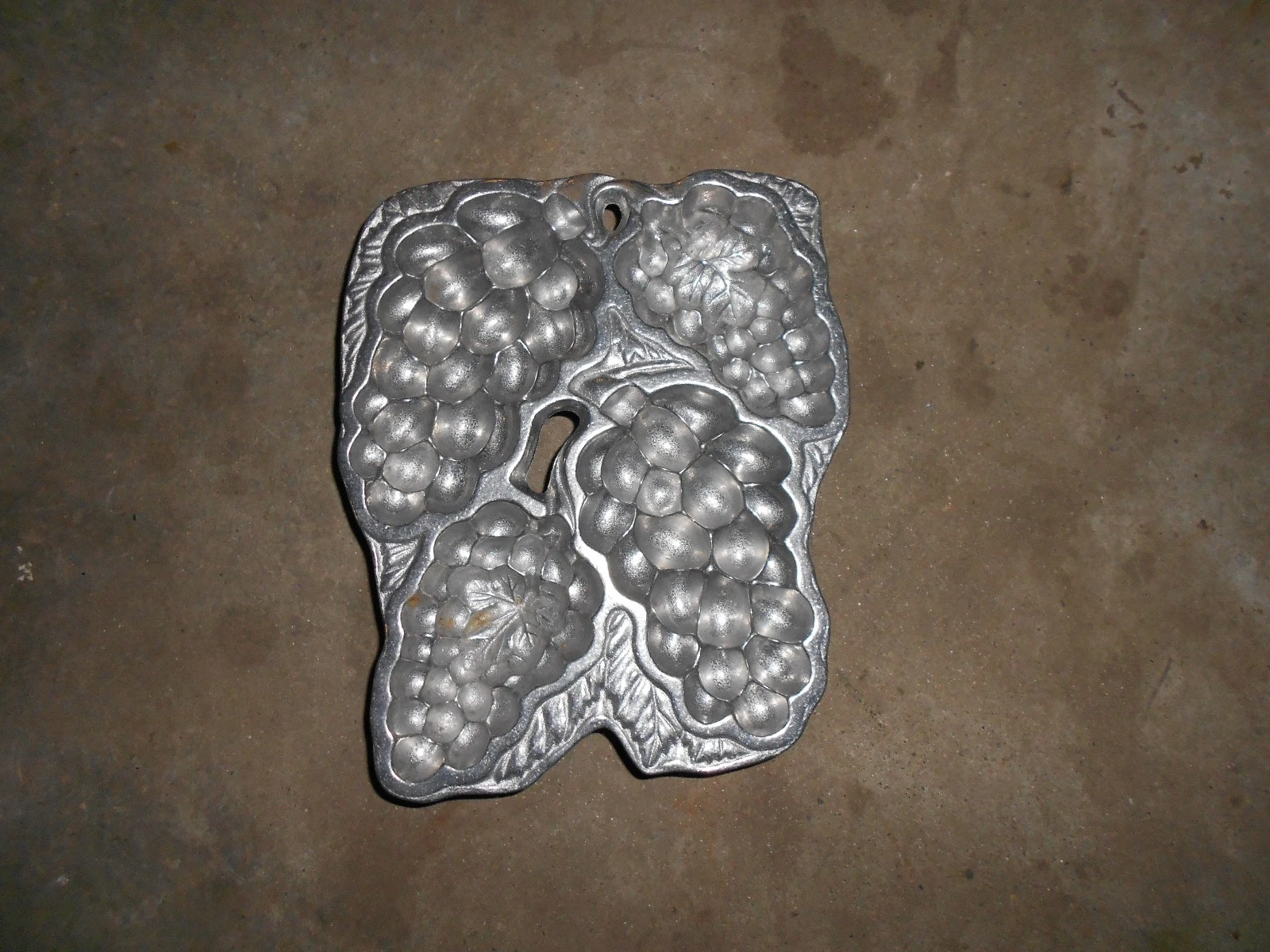 5 ea. VINTAGE RWP THE WILTON CO GRAPE VINE MOLD CAST MUFFIN GELATIN CANDY
