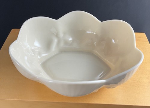 Belleek Pottery Ireland "New Shell Yellow" Bon Bon Dish 5" L x 4-1/4" W - Picture 10 of 14