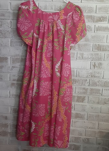 Vestido de casa vintage con sabor hawaiano floral sobre nota rosa comodidad de verano - Imagen 6 de 7
