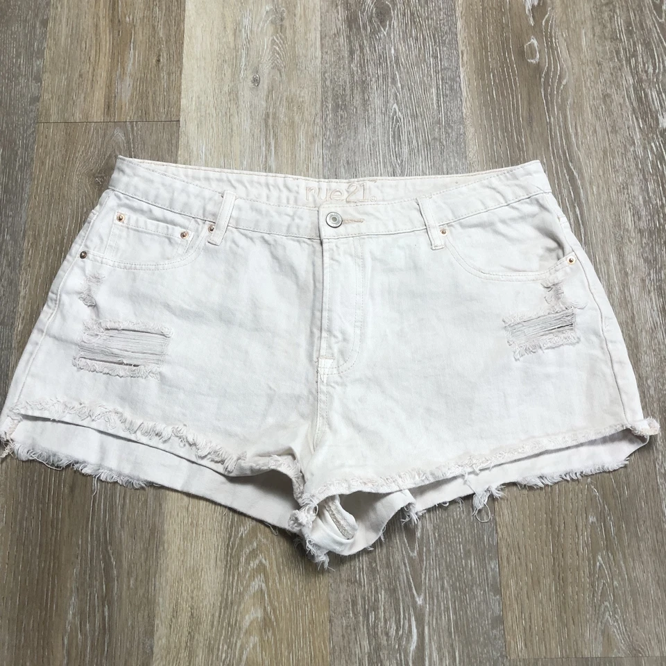 Pantalones cortos de mezclilla blancos de tiro alto RUE21 para mujer talla 16 Foto 2 de 4