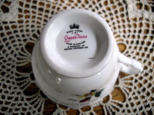 Vintage QUEEN ANNE Bone China Pink Yellow Flowers Teacup Tea Cup England~ - Picture 4 of 4