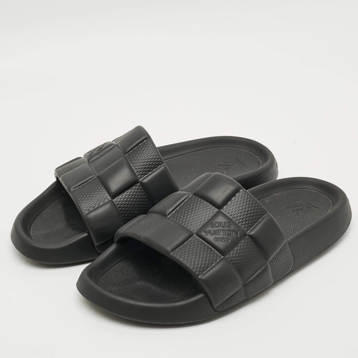 Louis Vuitton Waterfront Size 43 Black Damier Rubber Flat  display picture 1