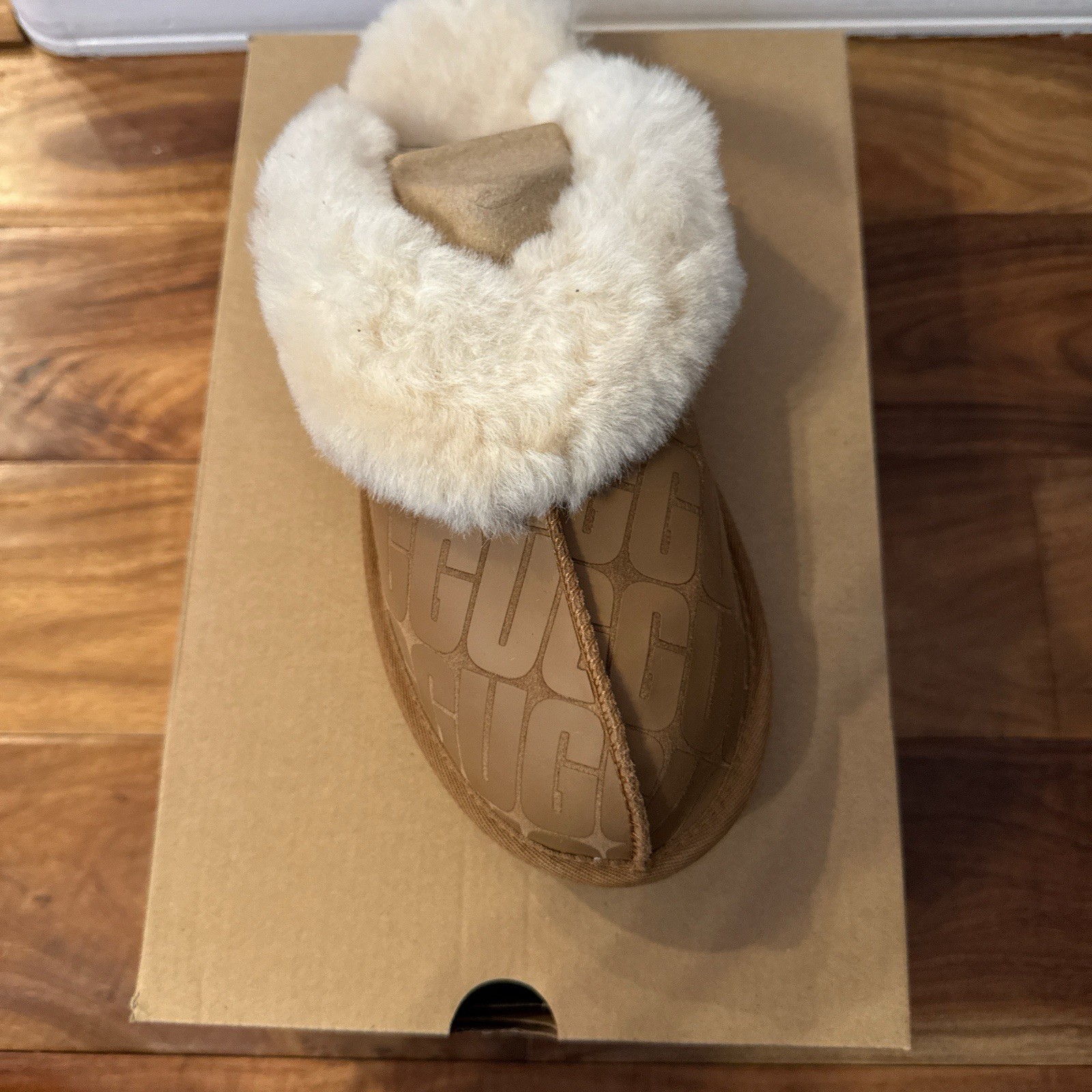 UGG women’s tan and white slippers with logo size 10 new image 5