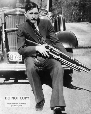 CLYDE BARROW HOLDING MACHINE GUN BONNIE AND CLYDE CRIMINAL - 8X10 PHOTO (BT-615)