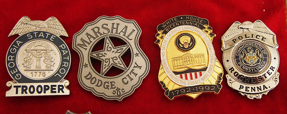 obsolete police badges, Convolut 7 x kleine Abzeichen + 1x It ain't South Park