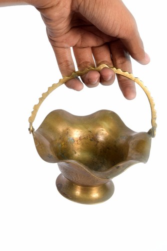 Vintage Beautiful Hand Crafted Brass Decorative Dry Fruit Basket. G66-571 - Picture 8 of 9