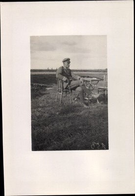 Foto Deutscher Soldat in Uniform auf einer Wiese - 10457821