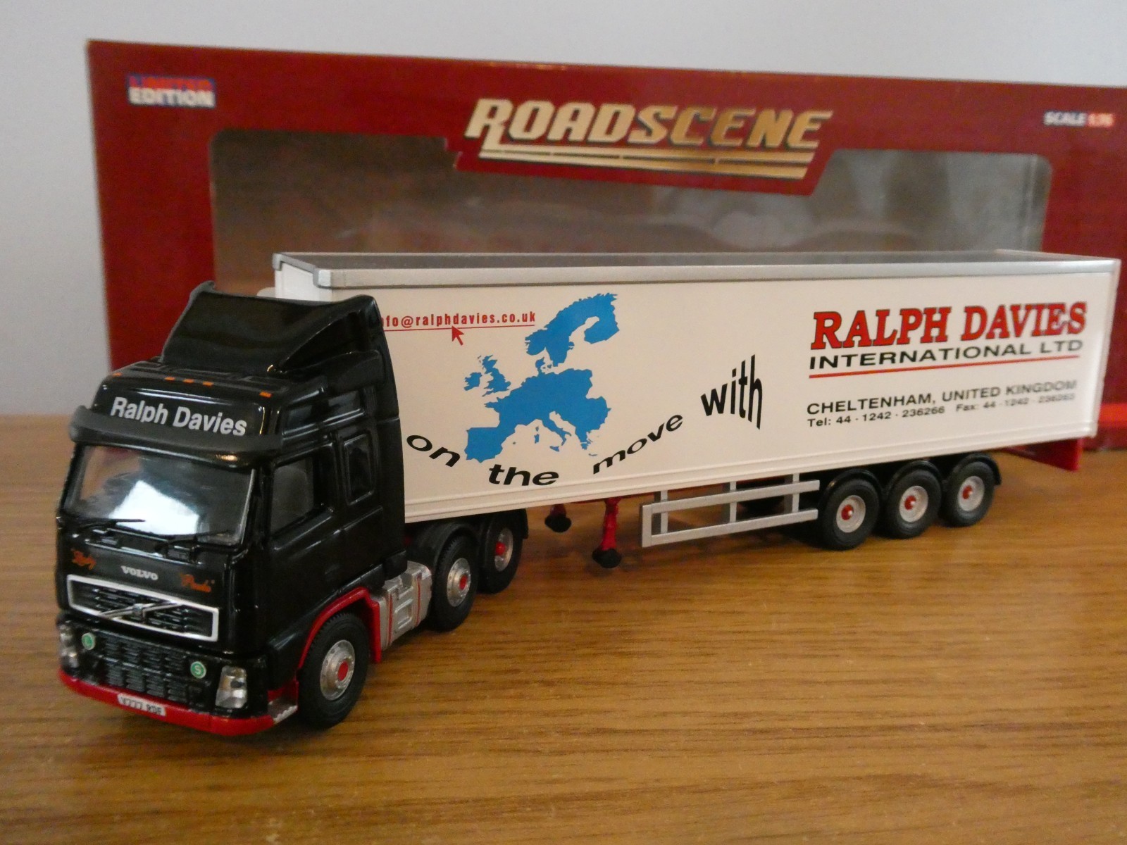 CORGI ROADSCENE RALPH DAVIES VOLVO FH FRIDGE TRUCK MODEL CC18006 1:76