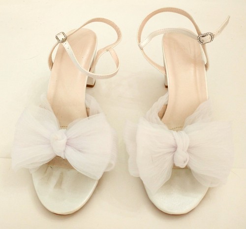 Davids Bridal Studios (DB) White Mavist Pleated Chiffon Bow Mid Heel Sandal Sz 7 - Picture 3 of 7