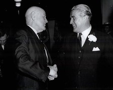 WERNHER VON BRAUN & FIRST NATIONAL BANK OF HUNTSVILLE PRES - 8X10 PHOTO (DA-285)