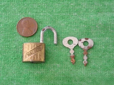 VINTAGE WALSCO MINI PADLOCK AND 2 ORIGINAL KEYS MADE IN TAIWAN