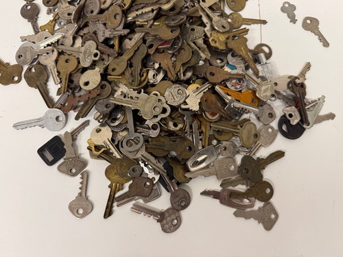 VINTAGE 8 pound Key Lot - Keys of all Kinds / Ages as Shown - Picture 5 of 5