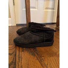 UGG Kids Classic Ultra Mini Black Suede Sheepskin Lined Boots Size 2